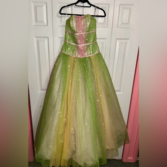 Alyce Designs vintage corset ball gown prom dress. Size 8. Worn once in  2008.